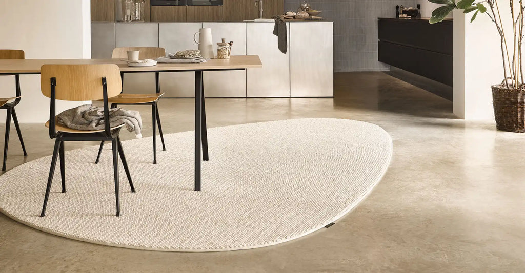Wollen vloerkleed - Desso Ravèl 1268 creme setting tafel bij de keuken
