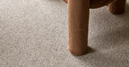Wollen vloerkleed - Desso Batrok 1103 close up van stoelpoot