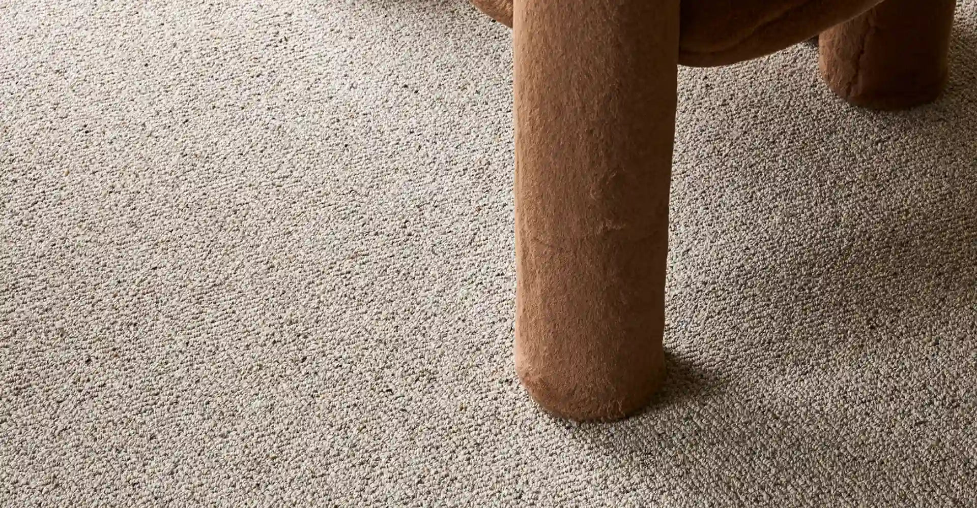 Wollen vloerkleed - Desso Batrok 1103 close up van stoelpoot