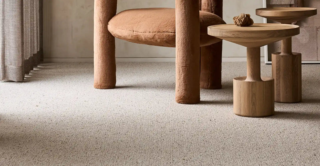 Wollen vloerkleed - Desso Batrok 1103 met stoel in setting