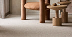 Wollen vloerkleed - Desso Batrok 1103 met stoel in setting