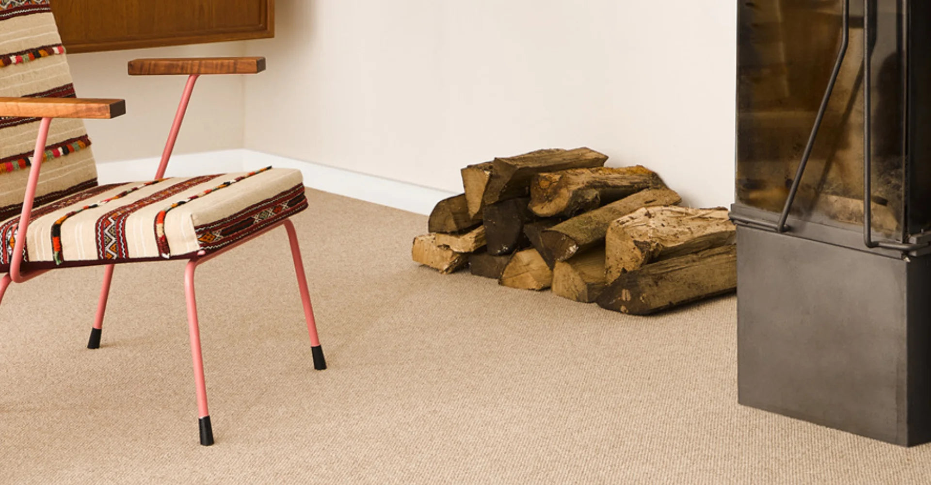 Wollen vloerkleed - Desso Vivaldi setting met stoel en brandhout